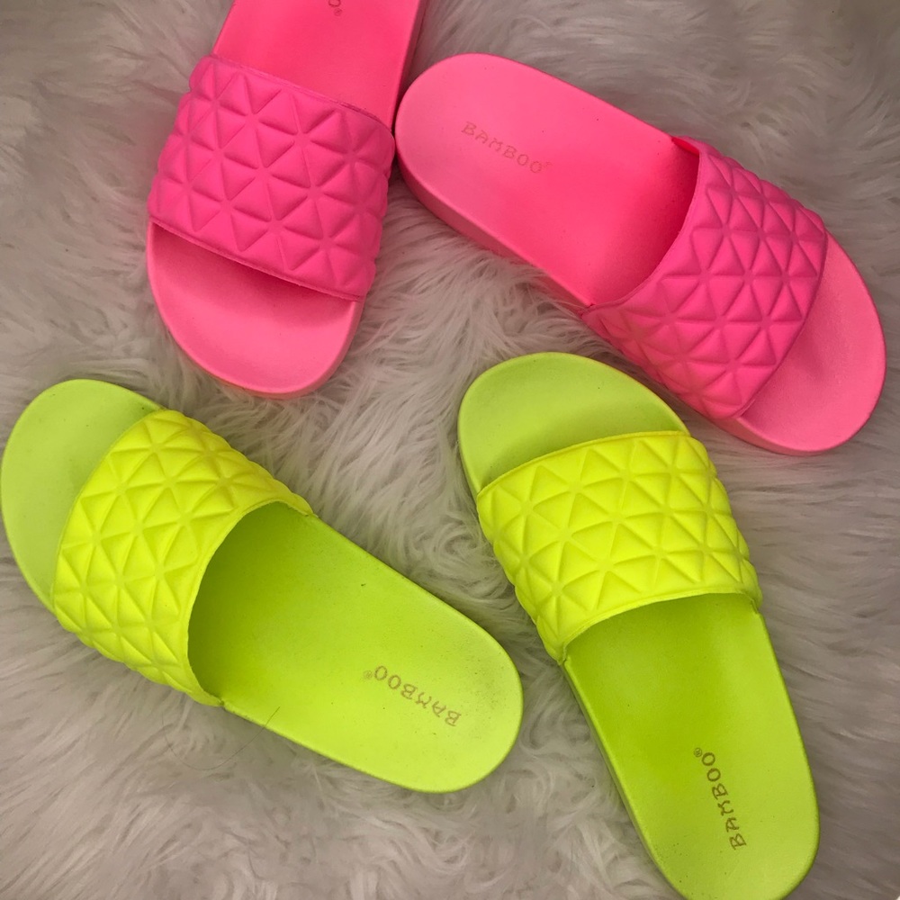 🆕 Rylie Neon Yellow Quilted Slide - Picture 3 of 8